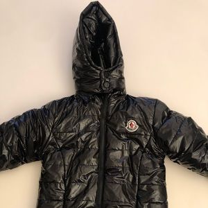 Kids puffer coat. Black patent material. Moncler.